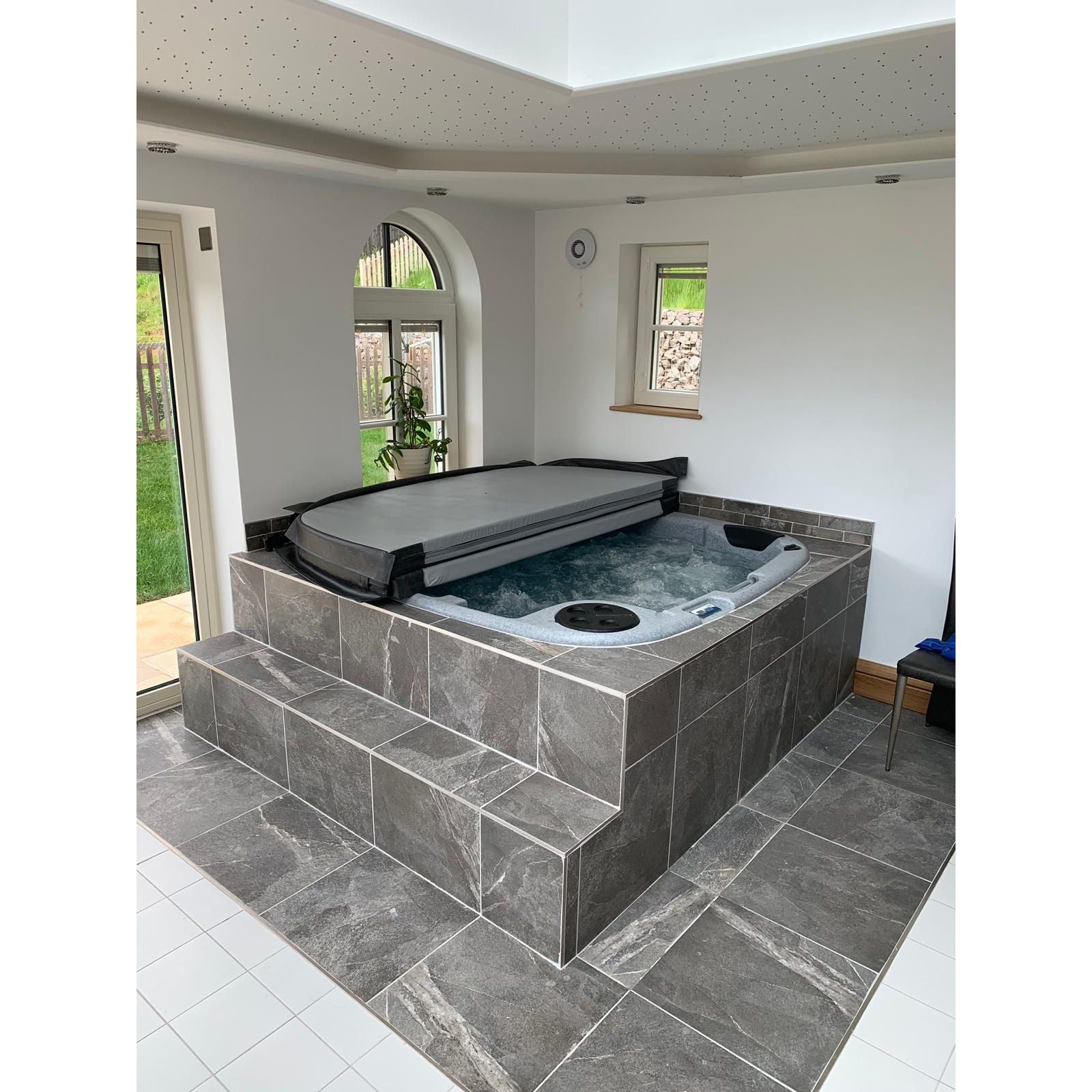 RotoSpa DuraSpa S160 5-6 Person Luxury Spa Hot Tub