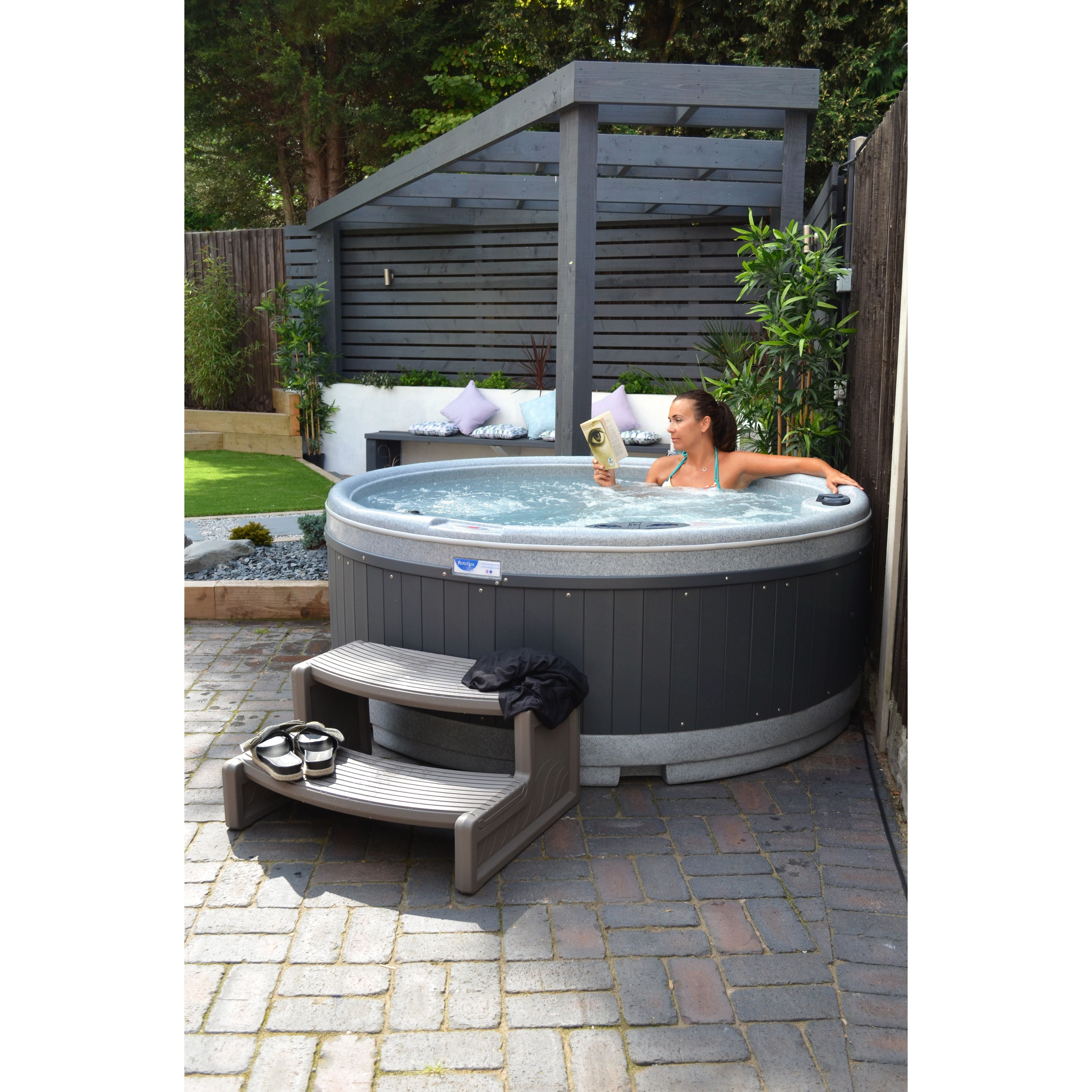 RotoSpa Quatro 5-6 Person Circular Spa Hot Tub